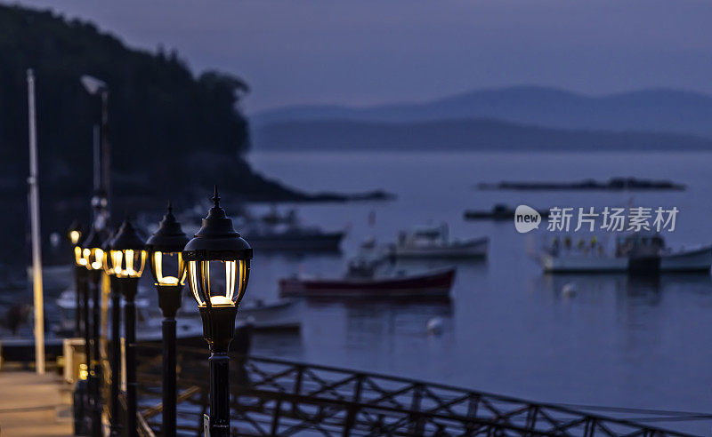 缅因州巴尔港的夏夜，法国湾呈现出神奇的紫色