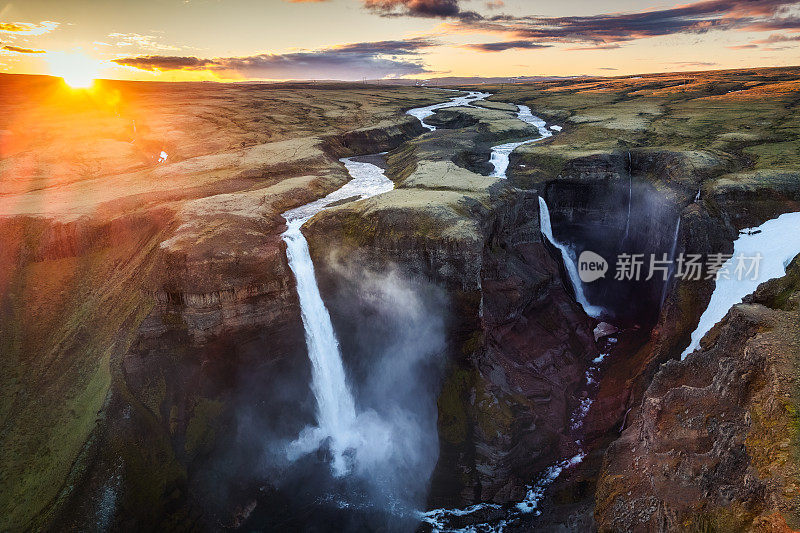 雄伟的海弗斯瀑布位于冰岛南部夏季高地的中部