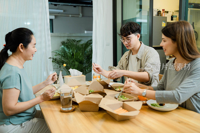 幸福的家庭享受在一个午餐时间在家里的假期。