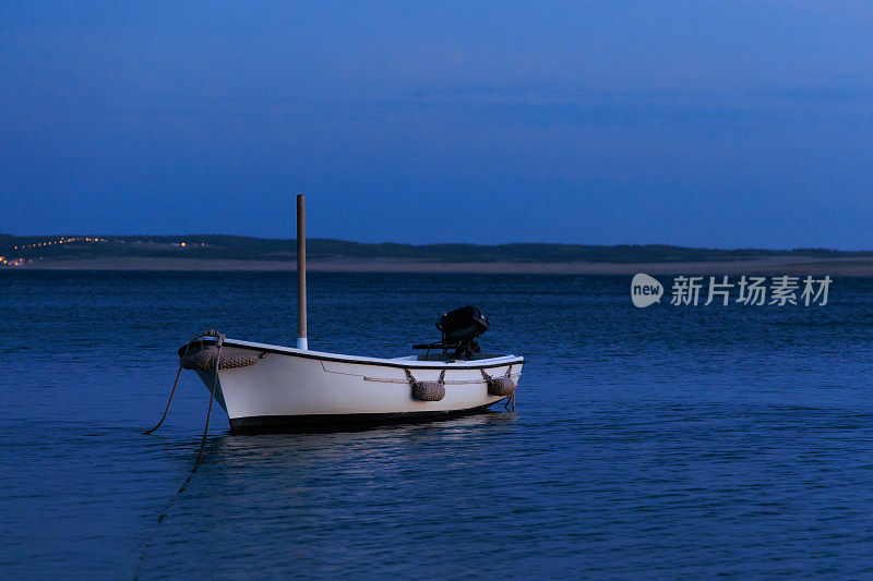 黄昏时分海上的小船，精美的艺术