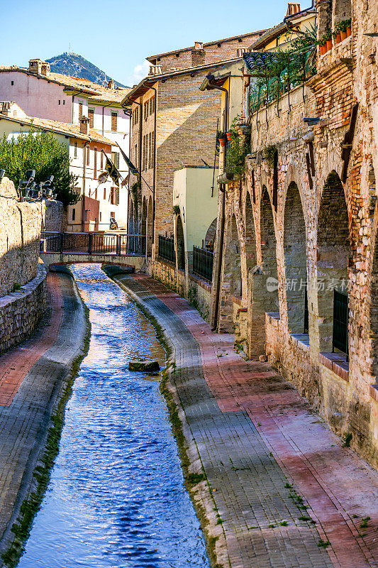 翁布里亚(Umbria)中世纪城镇Foligno的拱廊和小巷之间的一条古老运河