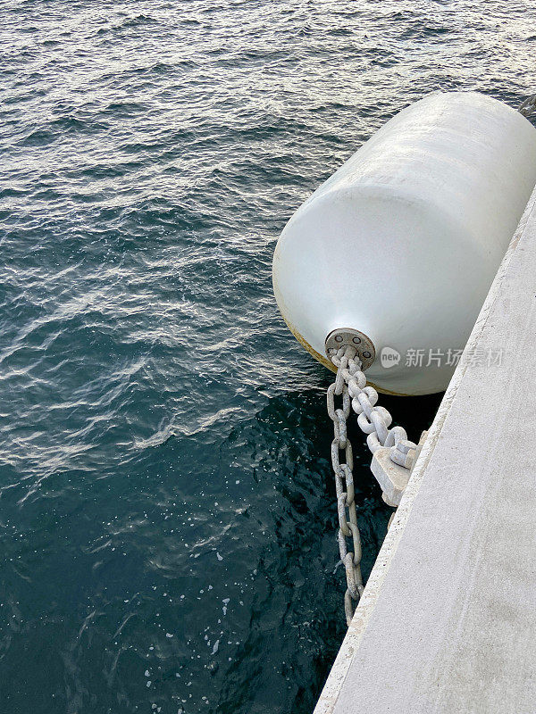 系泊浮标在商业码头，系泊浮标在海岸线与海背景