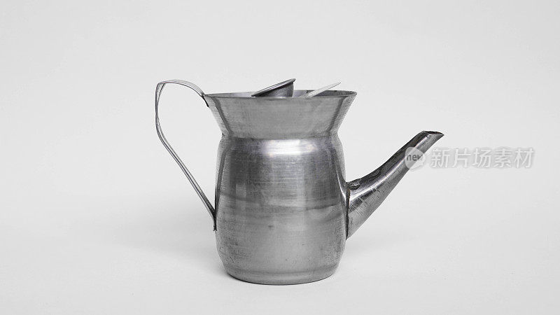 白色背景的老式银制茶壶