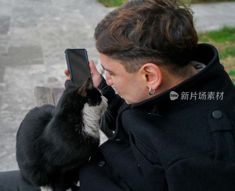 一名男子用手机相机拍下了自己和他的猫