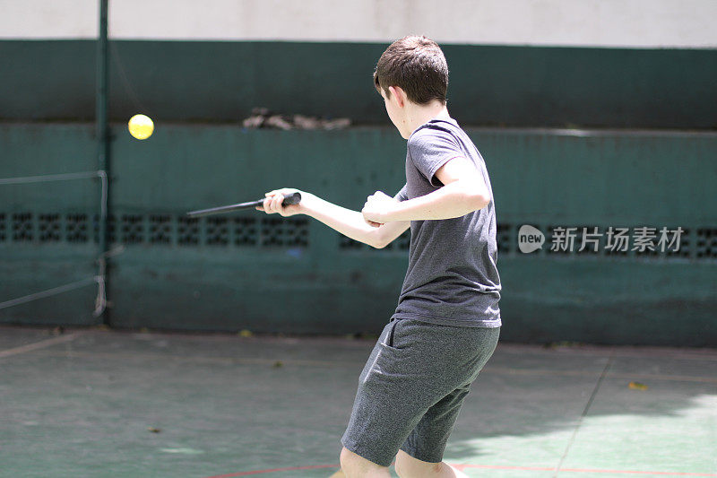 少年玩pickleball