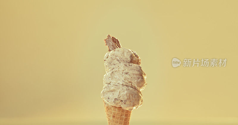冰淇淋，巧克力糖蛋卷和香草味乳制品片在黄色的背景。乳制品、甜勺和美味的奶油冰淇淋甜点是意大利夏季的冷冻零食