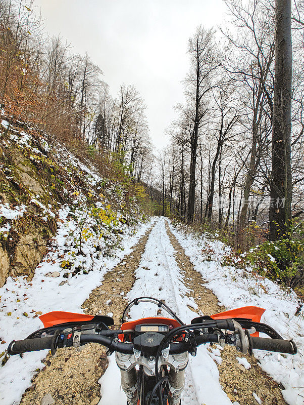 在冬天的雪覆盖的土路上拍摄的土制自行车把手
