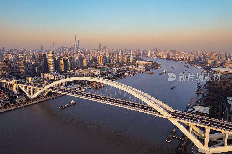 上海卢浦大桥鸟瞰图。
