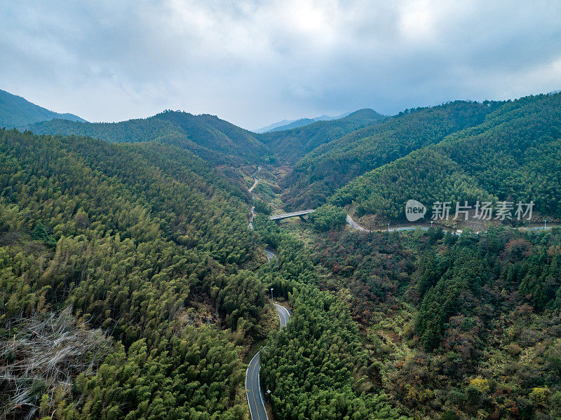 青山绿林蜿蜒山路远眺