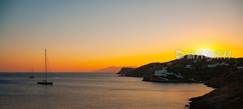 日落时分，希腊伊奥斯岛海岸的帆船