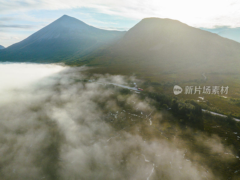 无人机飞过挪威山区的云层