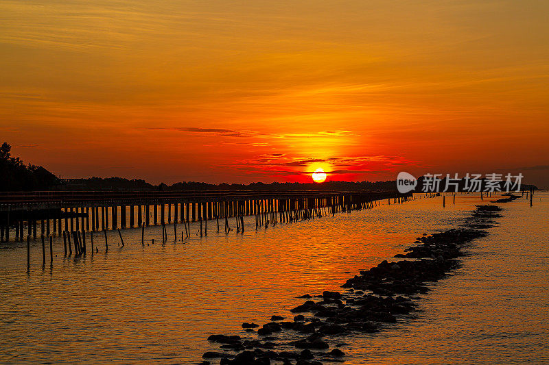 海岸和木桥，日出时的木桥和海岸线，日落时的海上木桥
