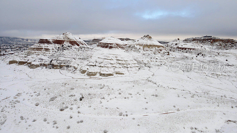 科罗拉多州白雪皑皑的高沙漠的生活，住宅，山和街道鸟瞰图冬季极端天气视图照片系列