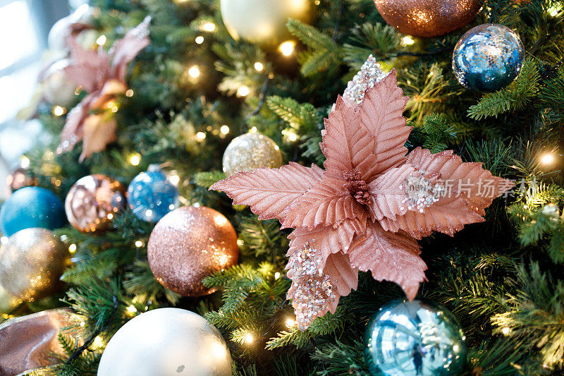 用蓝色和粉色饰品装饰的豪华圣诞树