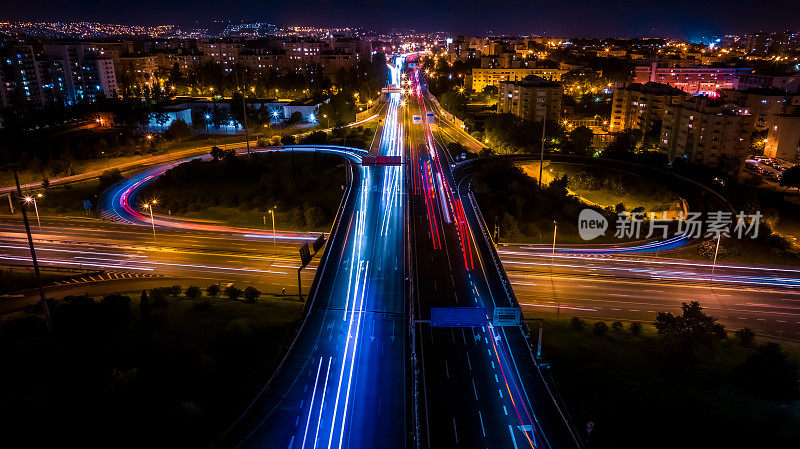 在公路上，每天每时每刻都有大量的人员和货物运输。夜晚，道路焕发出新的生机。