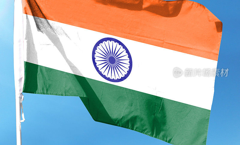 多云天空中的印度国旗。在天空中摇曳