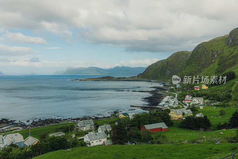 挪威绿色岛屿上的风景优美的村庄，拥有海景