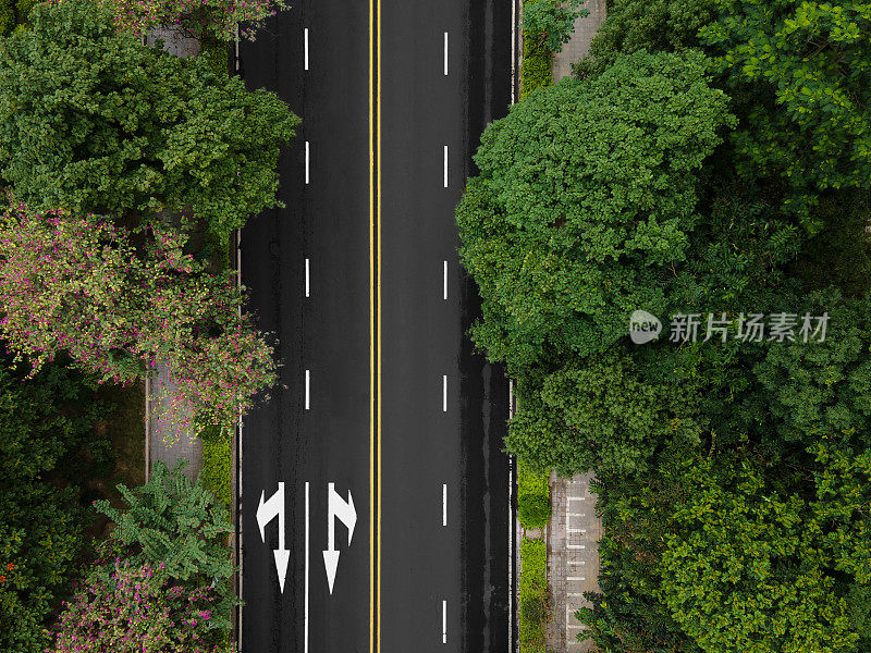 空荡的城市道路鸟瞰图