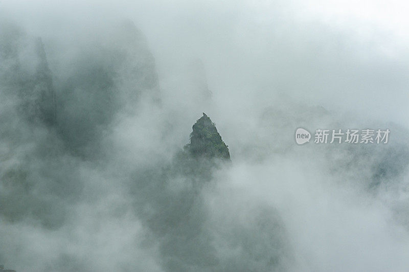 云雾笼罩着群山