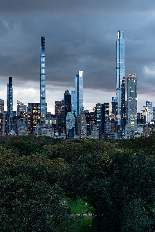 曼哈顿中央公园和亿万富翁街之间的垂直城市生活