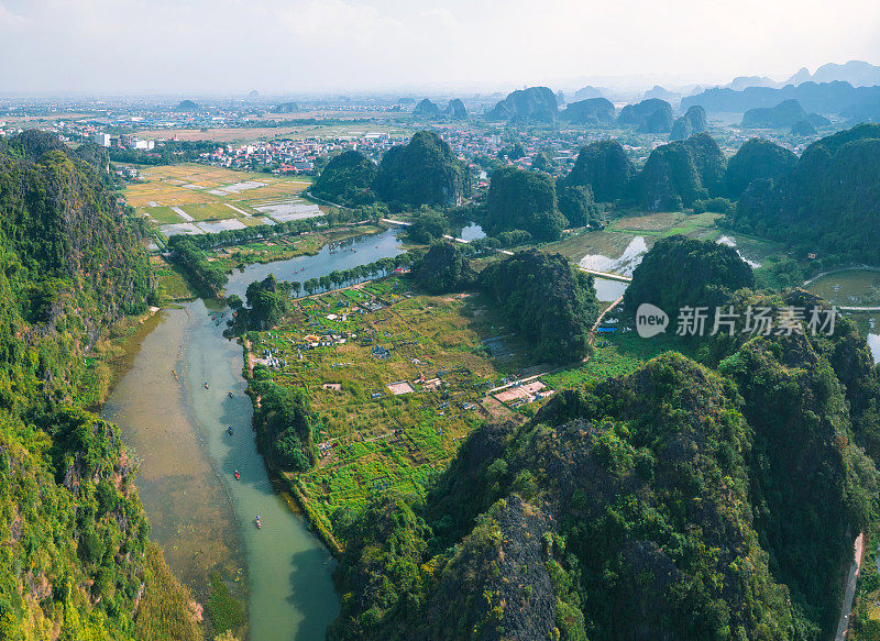 无人机视图的独木舟在河谭Coc，宁平区，越南
