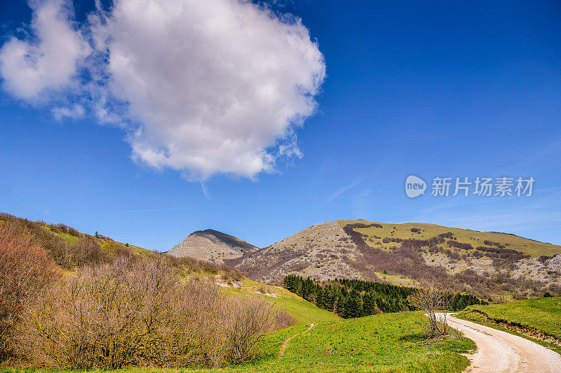 位于意大利中部马尔凯和翁布里亚之间的亚平宁山脉的美丽风景