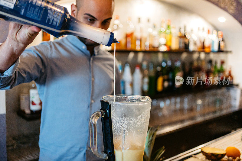 调酒师在酒吧调制鸡尾酒