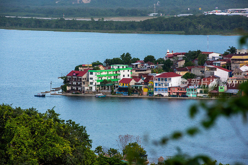 弗洛雷斯岛全景，佩滕湖