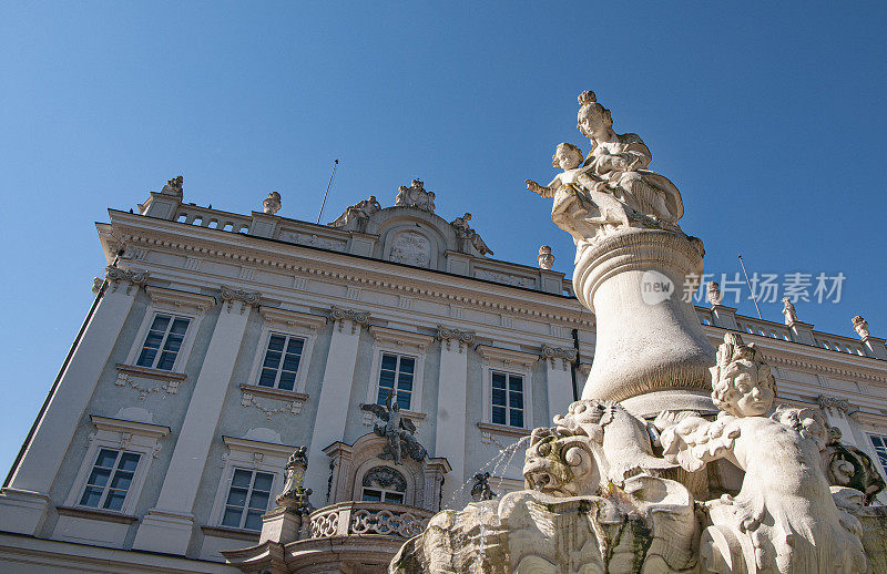 欢迎来到帕绍!著名的Wittelsbach喷泉位于城市中心的Residenzplatz。