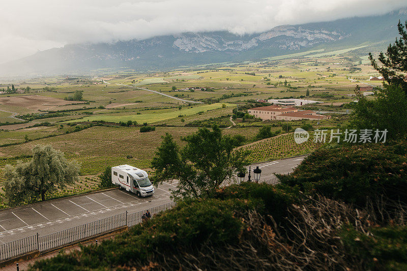 汽车之家旁边有美丽的风景