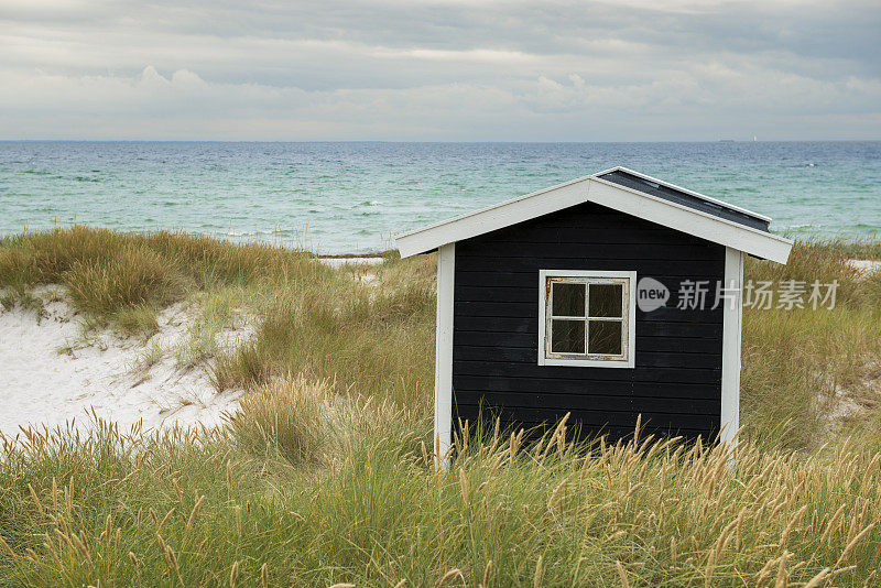 沙丘上的黑海滩小屋