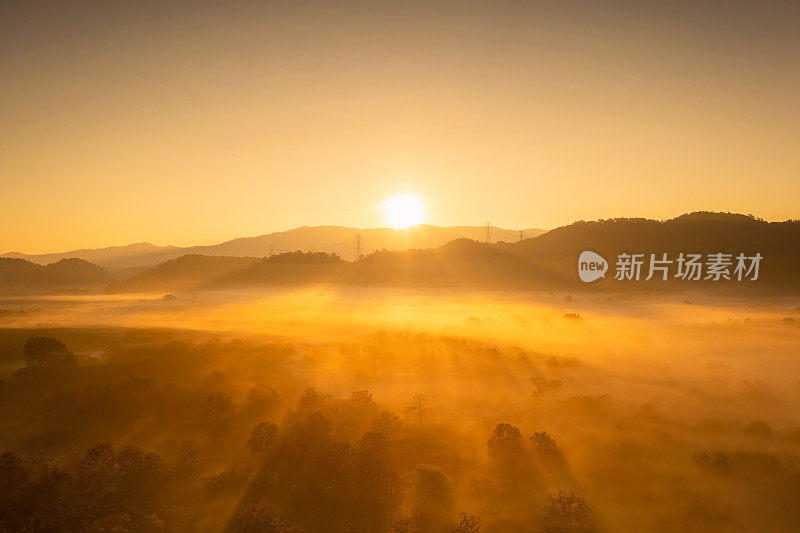 美丽的早晨景色，日出和雾在山上