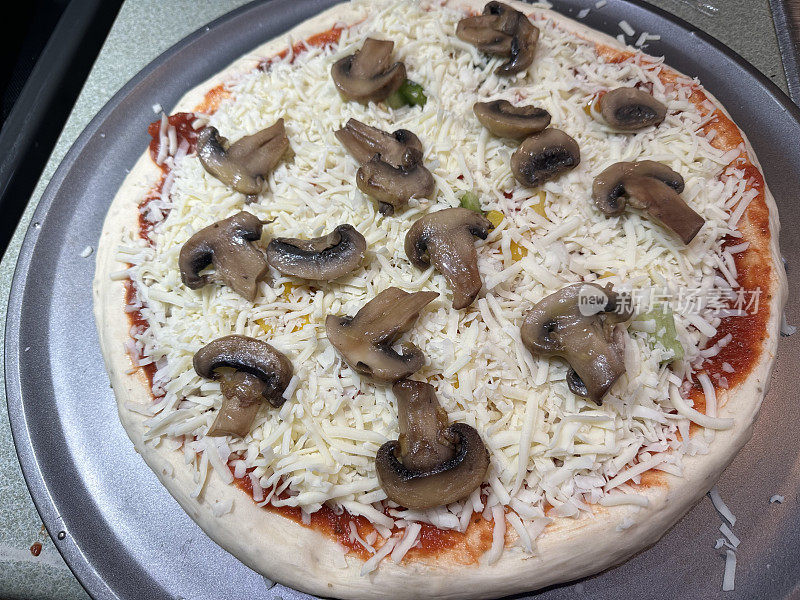 披萨上放蘑菇