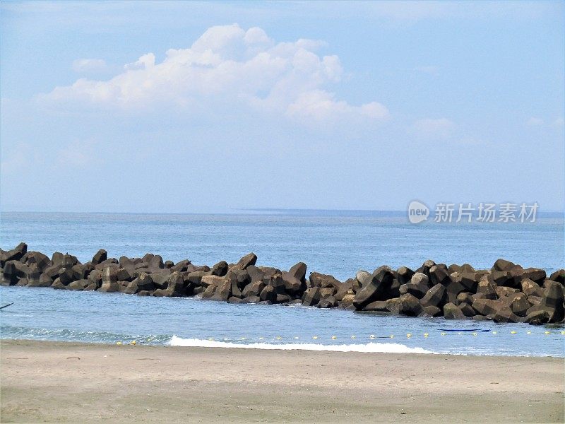 日本。7月。带防波堤的海景。