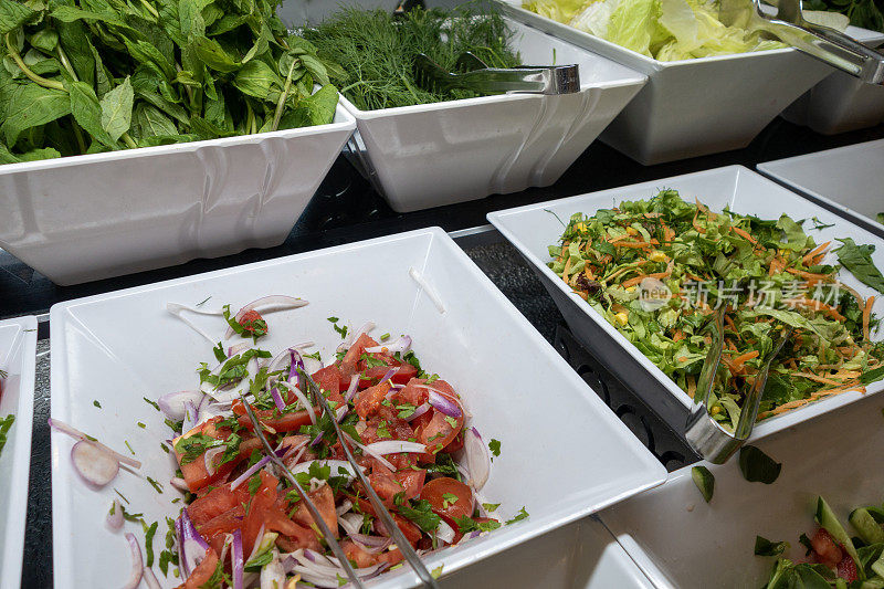 酒店的自助餐厅有美味的沙拉