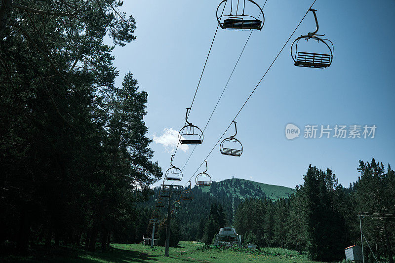 夏季山区架空电缆