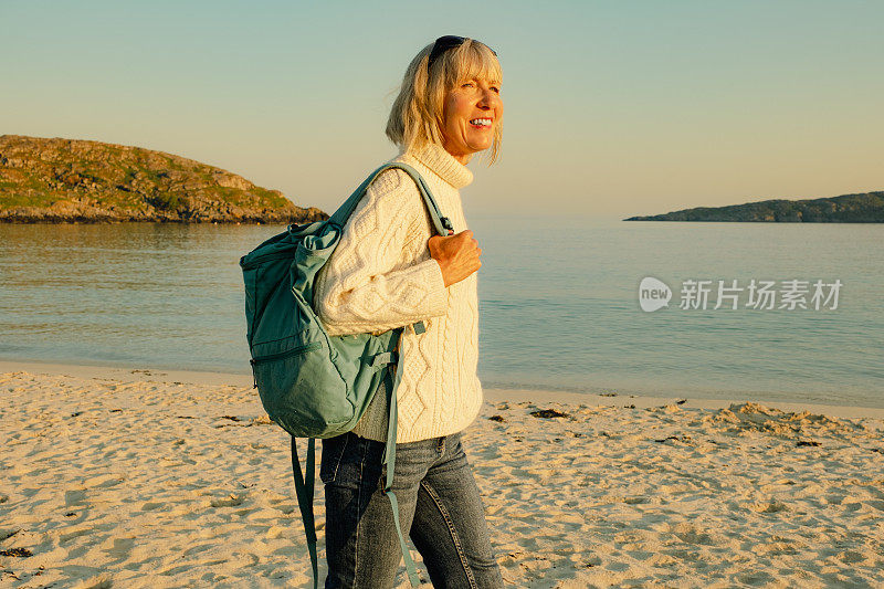 日落漫步在苏格兰Lochinver的Achmelvich海滩