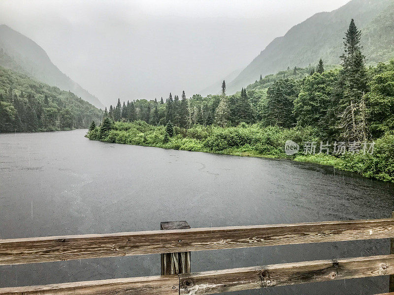 暴雨前的雅克·卡蒂埃河