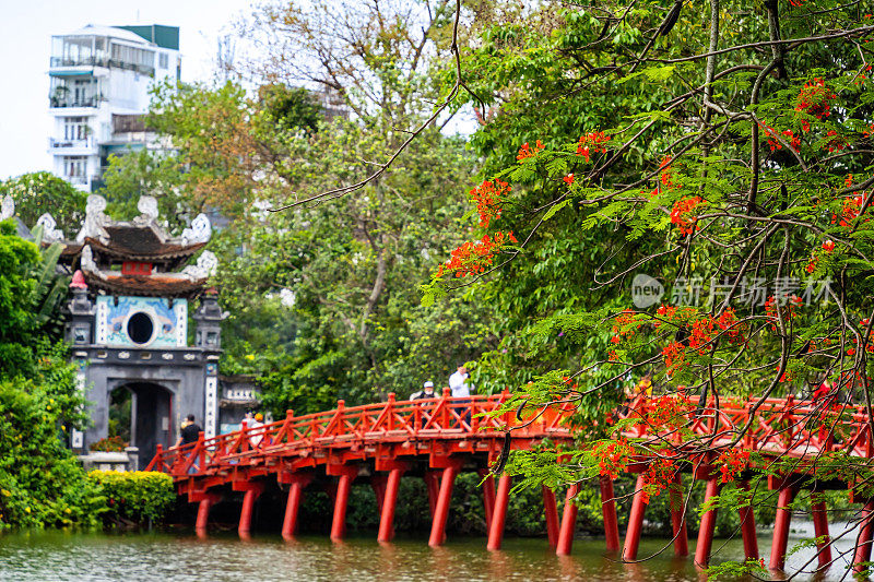 越南河内，还剑湖中心的Huc红桥和玉山寺。