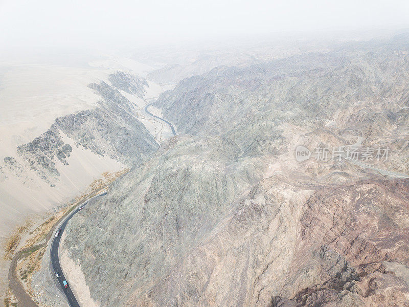 阿克苏地区喀喇昆仑山脉和沙漠边缘的公路视图