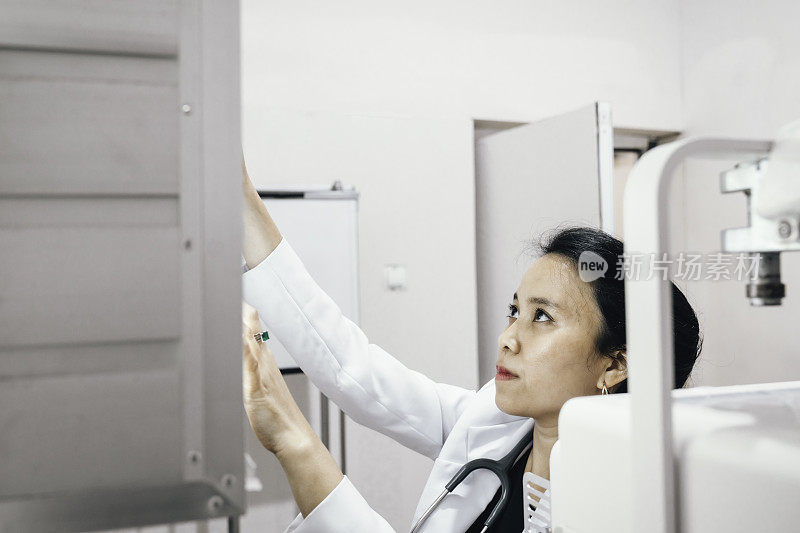 女医生在实验室分析肺部x光片