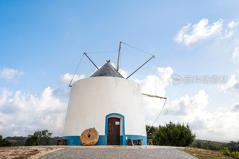 葡萄牙维森蒂纳海岸奥德赛的传统蓝白色葡萄牙风车。