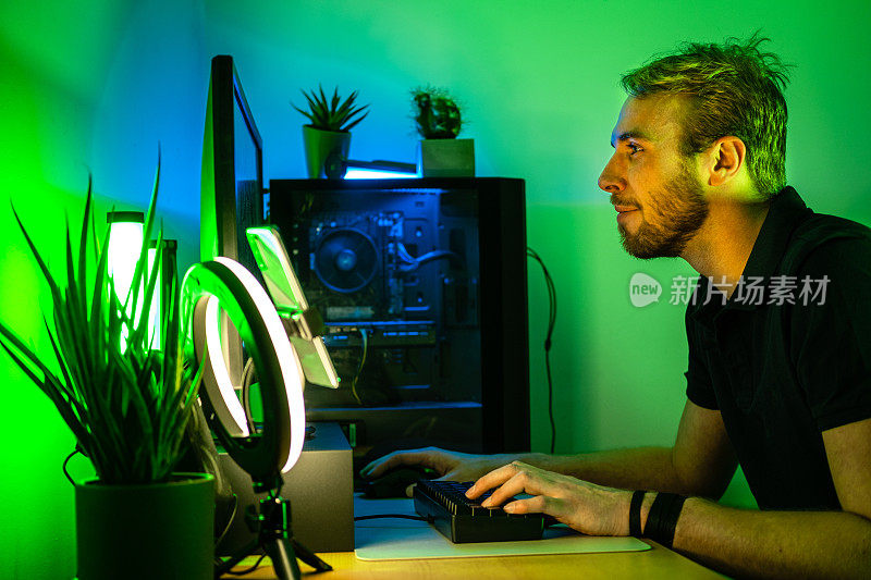 玩家在绿光的房间里玩在线视频游戏。