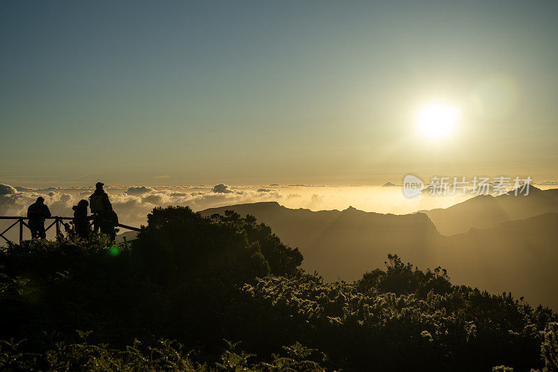 一群人在云海上观看美丽的夕阳