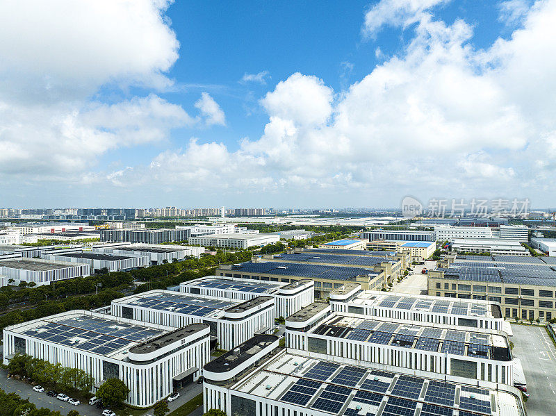 鸟瞰安装在工厂屋顶的太阳能电池板，蓝色闪亮的太阳能光伏板系统产品。