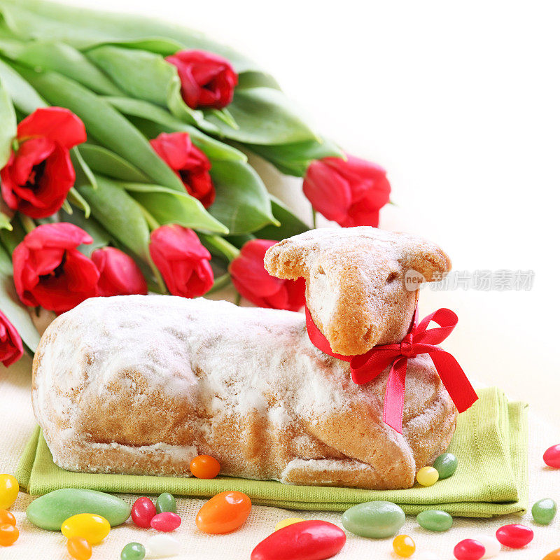 复活节羔羊蛋糕和红色郁金香
