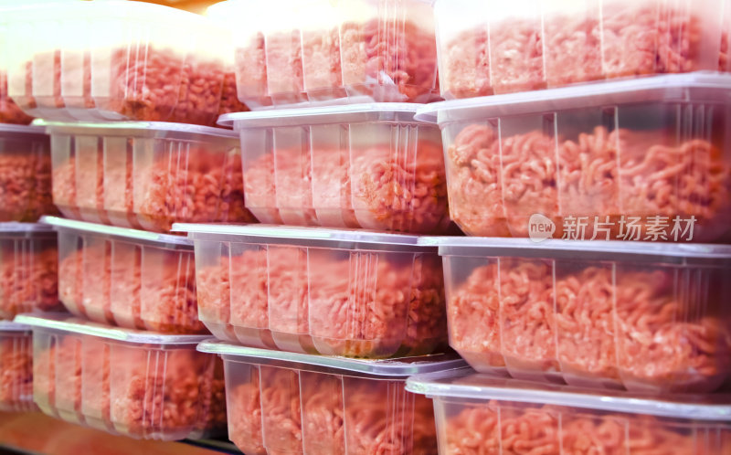 塑料容器里的碎牛肉
