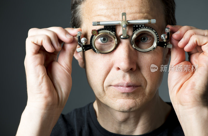 40岁左右的男性准备进行眼睛检查
