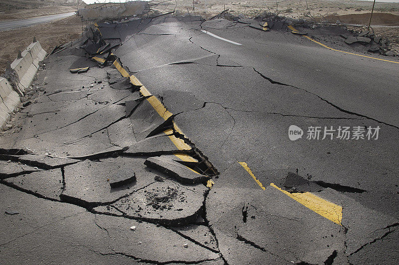 地震后开裂的沥青