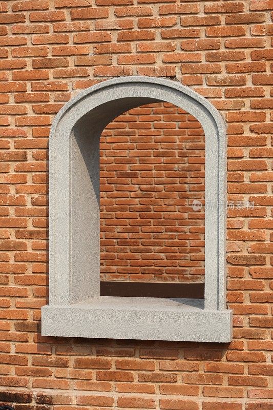 砖砌的拱形窗户